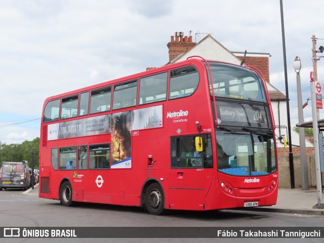 Metroline TE1082 na cidade de London, Greater London, Inglaterra, por Fábio Takahashi Tanniguchi. ID da foto: 11252971.