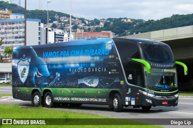 Viação Garcia 8454 na cidade de Florianópolis, Santa Catarina, Brasil, por Diego Lip. Número da foto: #11261377.