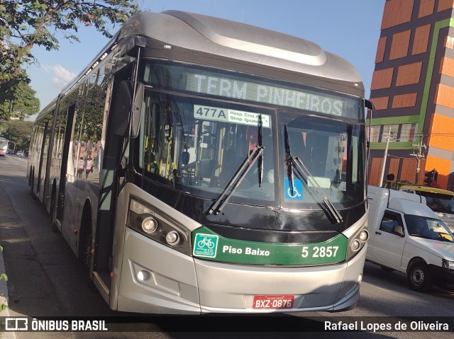 Via Sudeste Transportes S.A. 5 2857 na cidade de São Paulo, São Paulo, Brasil, por Rafael Lopes de Oliveira. Número da foto: #11350455.