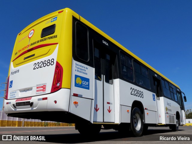 Viação Pioneira 232688 na cidade de Santa Maria, Distrito Federal, Brasil, por Ricardo Vieira. Número da foto: #11351465.