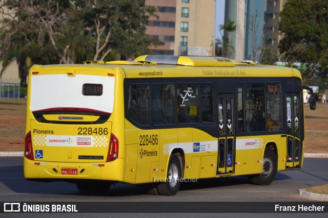 Viação Pioneira 228486 na cidade de Brasília, Distrito Federal, Brasil, por Franz Hecher. ID da foto: 11355314.