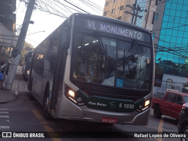 Via Sudeste Transportes S.A. 5 1030 na cidade de São Paulo, São Paulo, Brasil, por Rafael Lopes de Oliveira. ID da foto: 11358359.