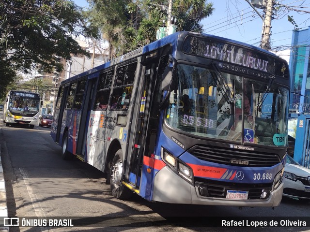 Empresa de Ônibus Vila Galvão 30.688 na cidade de Guarulhos, São Paulo, Brasil, por Rafael Lopes de Oliveira. Número da foto: #11364466.