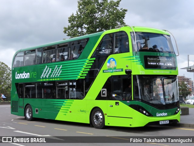 Reading Buses 733 na cidade de Slough, Berkshire, Inglaterra, por Fábio Takahashi Tanniguchi. Número da foto: #11366109.
