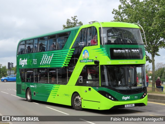 Reading Buses 737 na cidade de Slough, Berkshire, Inglaterra, por Fábio Takahashi Tanniguchi. Número da foto: #11366101.