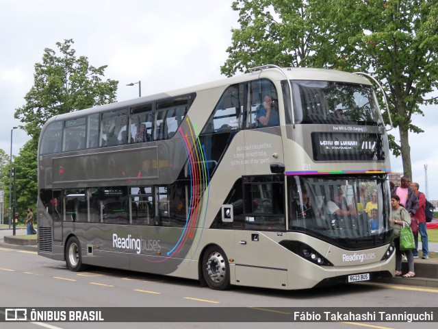 Reading Buses 731 na cidade de Slough, Berkshire, Inglaterra, por Fábio Takahashi Tanniguchi. ID da foto: 11366105.