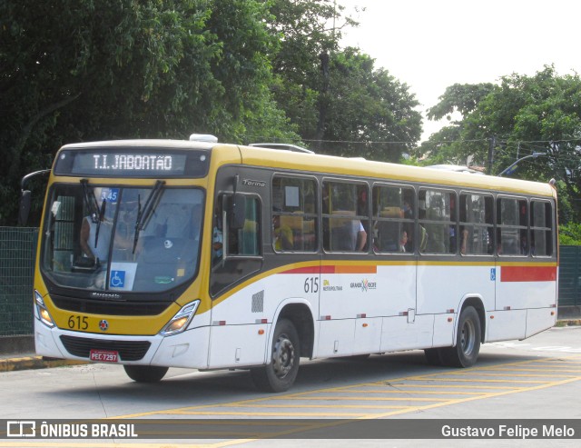 Empresa Metropolitana 615 na cidade de Recife, Pernambuco, Brasil, por Gustavo Felipe Melo. Número da foto: #11383831.