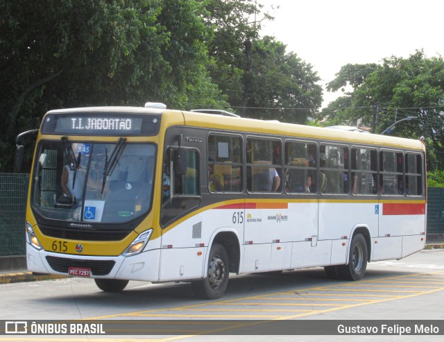 Empresa Metropolitana 615 na cidade de Recife, Pernambuco, Brasil, por Gustavo Felipe Melo. ID da foto: 11383831.