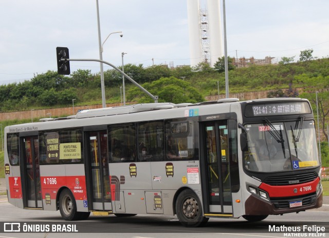 Pêssego Transportes 4 7696 na cidade de São Paulo, São Paulo, Brasil, por Matheus Felipe. ID da foto: 11386185.