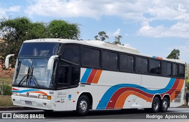 Ônibus Particulares 1020 na cidade de Conselheiro Lafaiete, Minas Gerais, Brasil, por Rodrigo  Aparecido. ID da foto: 11387985.