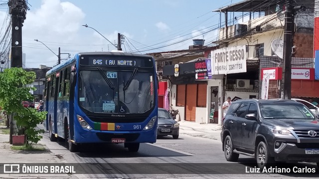 Transportadora Globo 961 na cidade de Recife, Pernambuco, Brasil, por Luiz Adriano Carlos. Número da foto: #11391348.