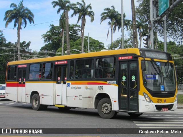 Empresa Metropolitana 819 na cidade de Recife, Pernambuco, Brasil, por Gustavo Felipe Melo. Número da foto: #11392147.