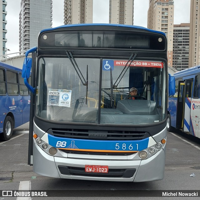 BB Transportes e Turismo 5861 na cidade de Barueri, São Paulo, Brasil, por Michel Nowacki. ID da foto: 11397297.