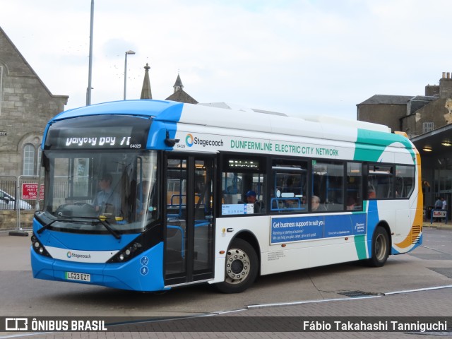 Stagecoach 64029 na cidade de Dunfermline, Fife, Escócia, por Fábio Takahashi Tanniguchi. Número da foto: #11395548.