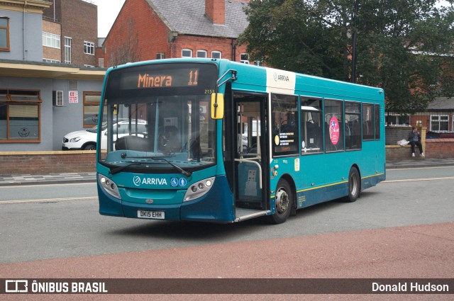 Arriva 2153 na cidade de Wrexham, Wrexham, País de Gales, por Donald Hudson. Número da foto: #11401349.