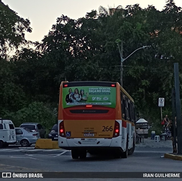 Empresa Metropolitana 266 na cidade de Recife, Pernambuco, Brasil, por IRAN GUILHERME. Número da foto: #11406340.