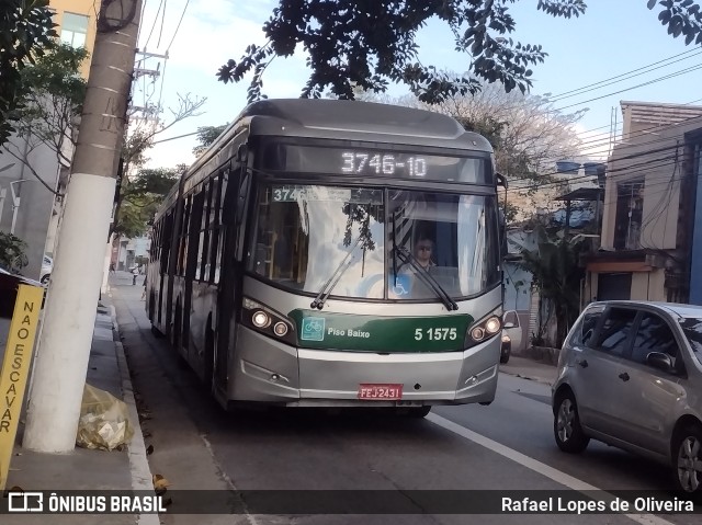 Via Sudeste Transportes S.A. 5 1575 na cidade de São Paulo, São Paulo, Brasil, por Rafael Lopes de Oliveira. ID da foto: 11330578.