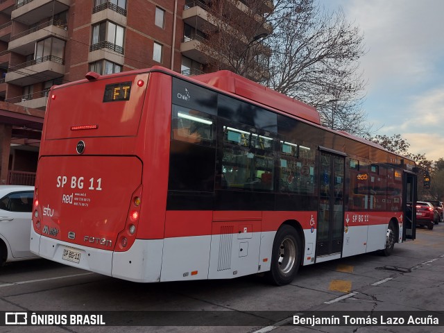 STU Santiago Transporte Urbano SPBG11 na cidade de Las Condes, Santiago, Metropolitana de Santiago, Chile, por Benjamín Tomás Lazo Acuña. Número da foto: #11335079.
