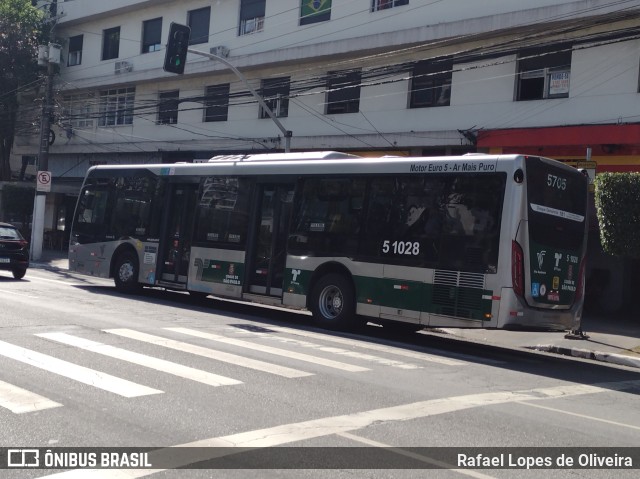 Via Sudeste Transportes S.A. 5 1028 na cidade de São Paulo, São Paulo, Brasil, por Rafael Lopes de Oliveira. Número da foto: #11342833.