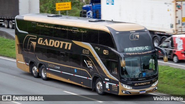 Auto Viação Gadotti 6310 na cidade de Garuva, Santa Catarina, Brasil, por Vinicius Petris. ID da foto: 11441129.