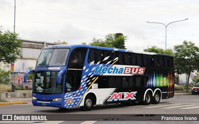 Flecha Bus 8752 na cidade de Ciudad Autónoma de Buenos Aires, Argentina, por Francisco Ivano. ID da foto: 11444519.