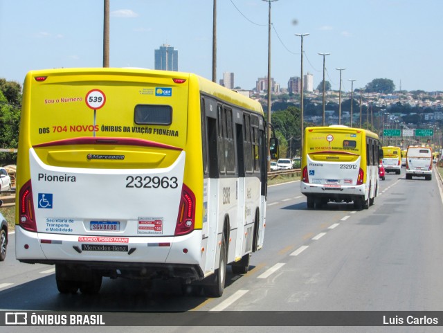 Viação Pioneira 232963 na cidade de Cidade Estrutural, Distrito Federal, Brasil, por Luis Carlos. Número da foto: #11449898.