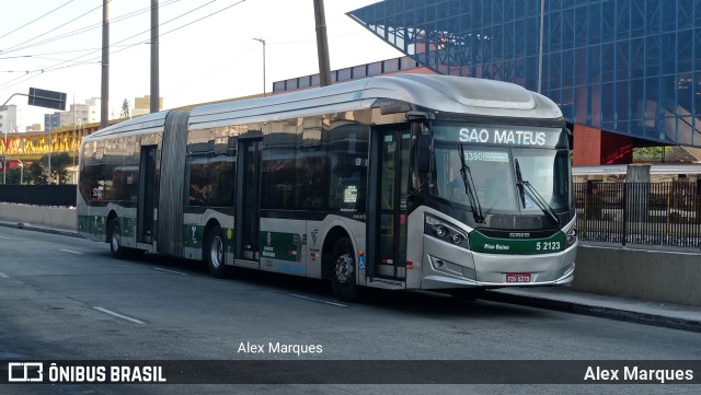 Via Sudeste Transportes S.A. 5 2123 na cidade de São Paulo, São Paulo, Brasil, por Alex Marques. ID da foto: 11467724.