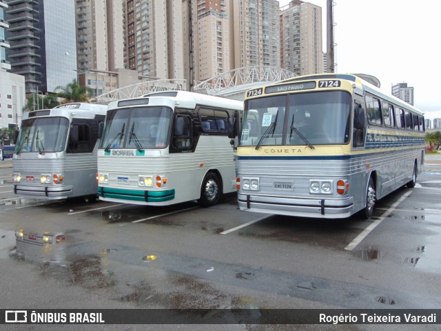 Ônibus Particulares 7124 na cidade de Barueri, São Paulo, Brasil, por Rogério Teixeira Varadi. Número da foto: #11413933.