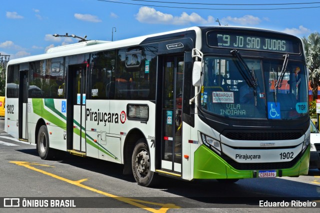 Viação Pirajuçara 1902 na cidade de Taboão da Serra, São Paulo, Brasil, por Eduardo Ribeiro. Número da foto: #11468081.