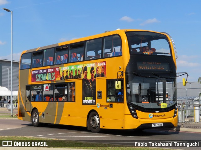 Stagecoach 10876 na cidade de Luton, Bedfordshire, Inglaterra, por Fábio Takahashi Tanniguchi. Número da foto: #11474033.