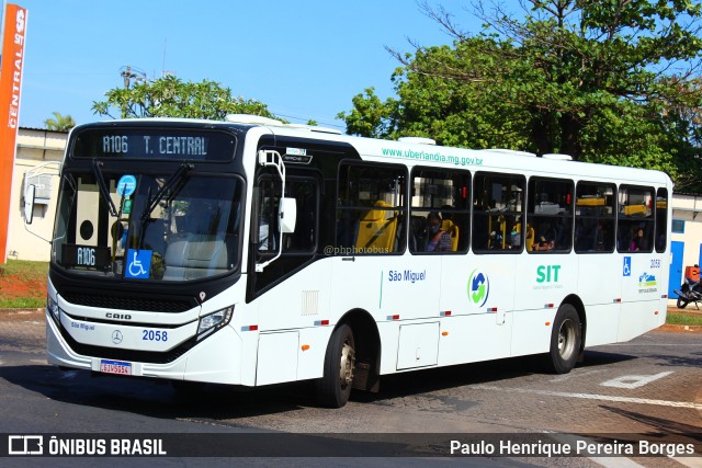 Transporte Urbano São Miguel 2058 na cidade de Uberlândia, Minas Gerais, Brasil, por Paulo Henrique Pereira Borges. Número da foto: #11484371.