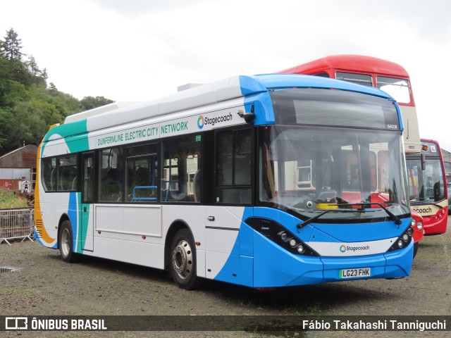 Stagecoach 64018 na cidade de Dunfermline, Fife, Escócia, por Fábio Takahashi Tanniguchi. ID da foto: 11421270.