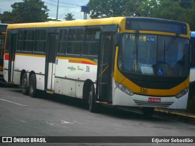 Empresa Metropolitana 316 na cidade de Recife, Pernambuco, Brasil, por Edjunior Sebastião. ID da foto: 11434808.